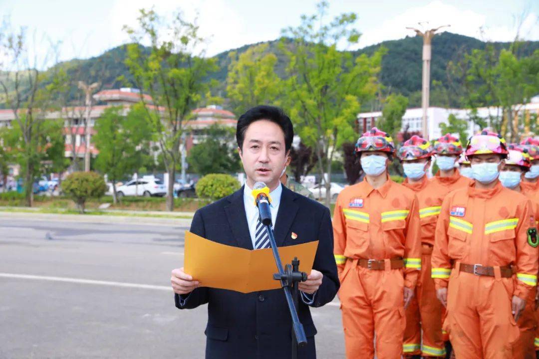 昭通军分区司令员陆学美,县委书记张洪坤,县委副书记,县长马晗,县委副