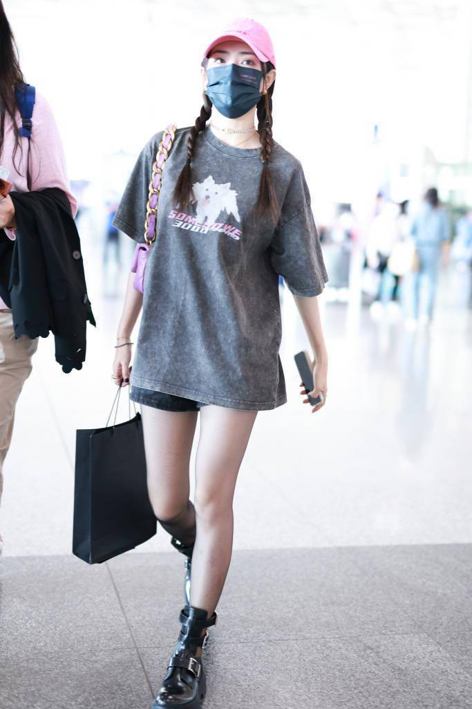 徐璐扎双马尾麻花辫戴粉色鸭舌帽 穿somesowe宽松上衣_紫色_下半身