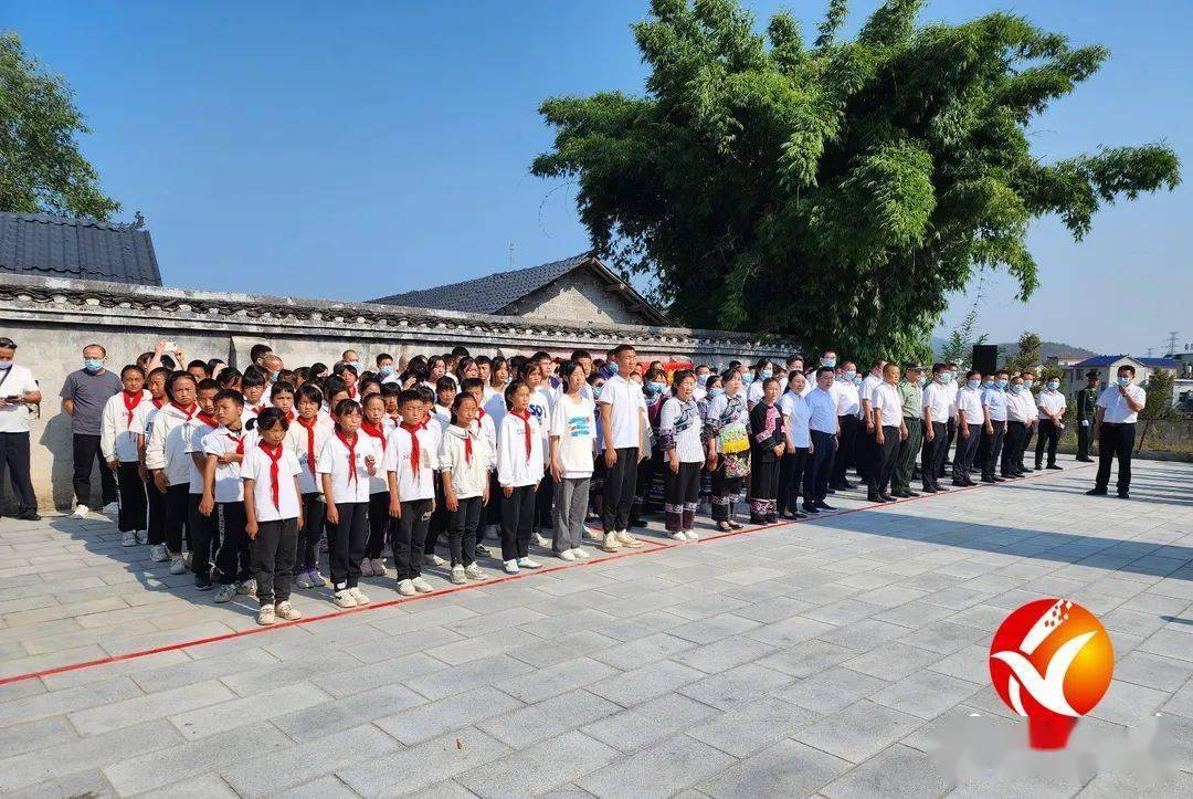 县领导鲁民明,向魁胜,石娟等在职在家县级领导,县直正科级以上单位