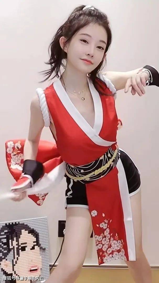 冯提莫8周年直播庆典现场,模仿cos不知火舞,直播间摆