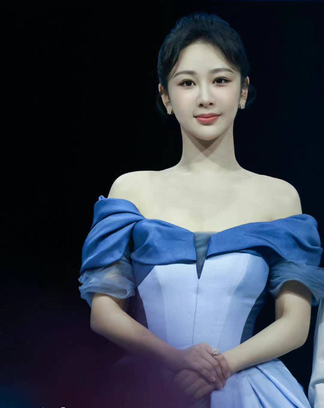 杨紫长相思杀青宴被拍助理三把伞遮挡不了邓为提前离开