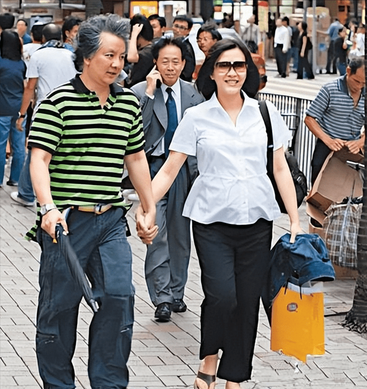 陈慧珊:2段婚姻,36岁才做妈妈,丈夫破产,41岁转行当老师_钟伟明