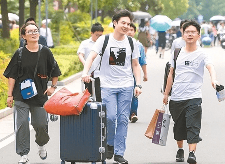 00后大学生为了国庆回家,编"花样理由"请假,最后一个过分了_时间_机会