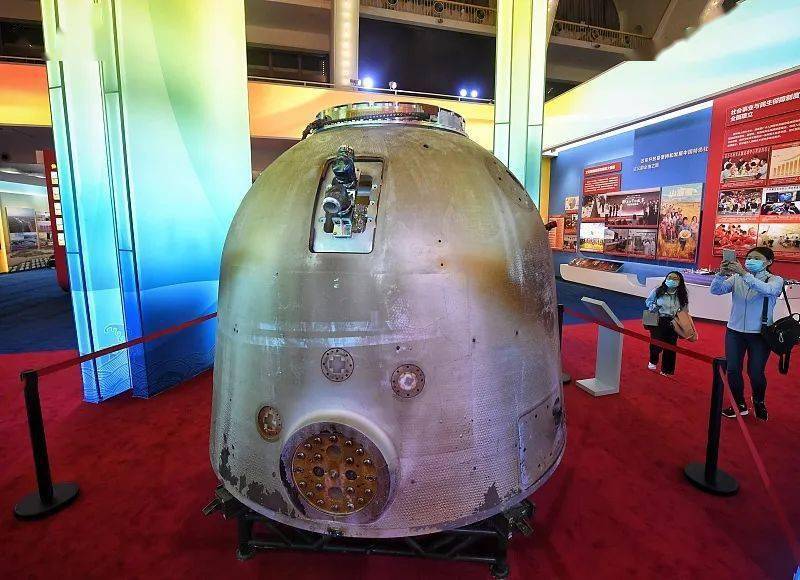 带着高温灼烧痕迹的神舟十二号返回舱,嫦娥五号返回器带回的月壤,天问