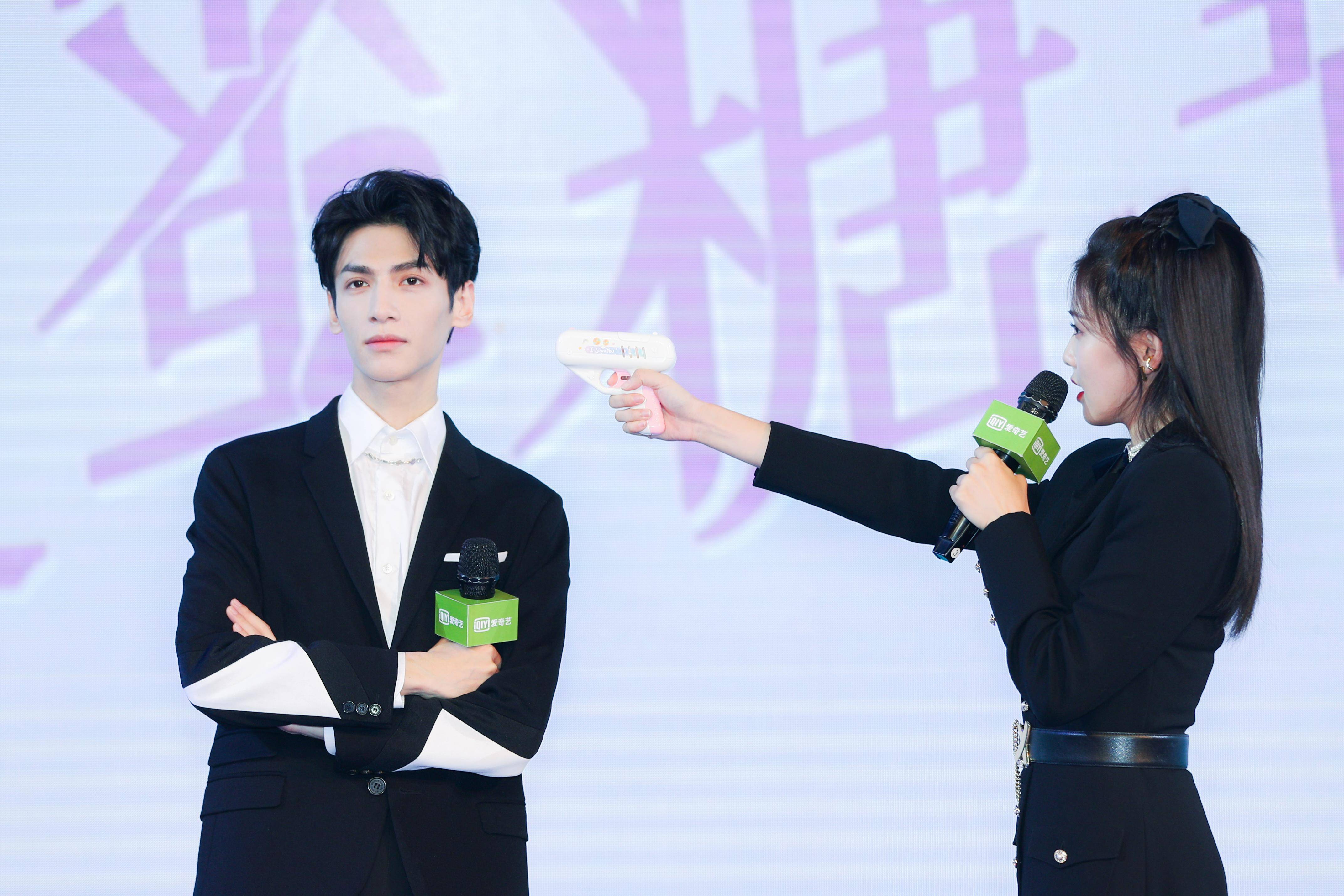 《半是蜜糖半是伤》北京见面会来了,罗云熙白鹿比心甜度爆表_互动_剧