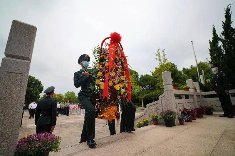 参观李主一烈士纪念碑图片