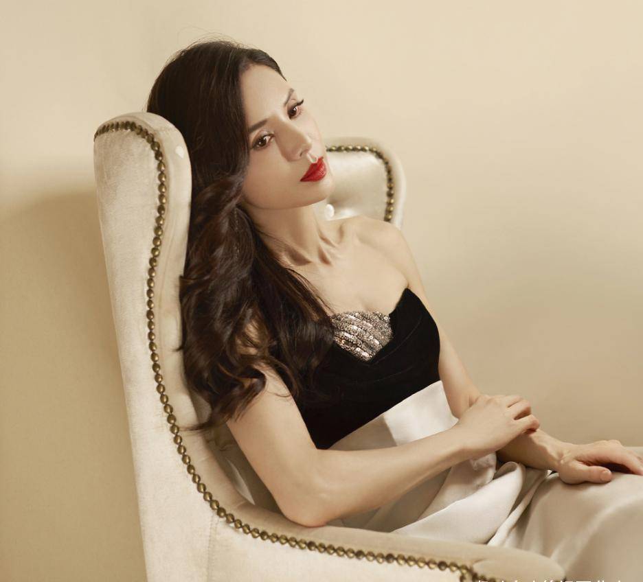 54岁李若彤走秀,标准"花瓶"身材亮眼,放弃仙气路线成为女王_照片_生活