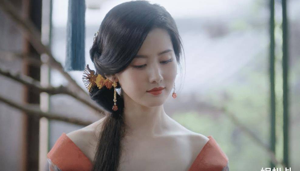 饰演师小小的景如洋是一个非常有潜质的小花,主演周星驰的《新喜剧之