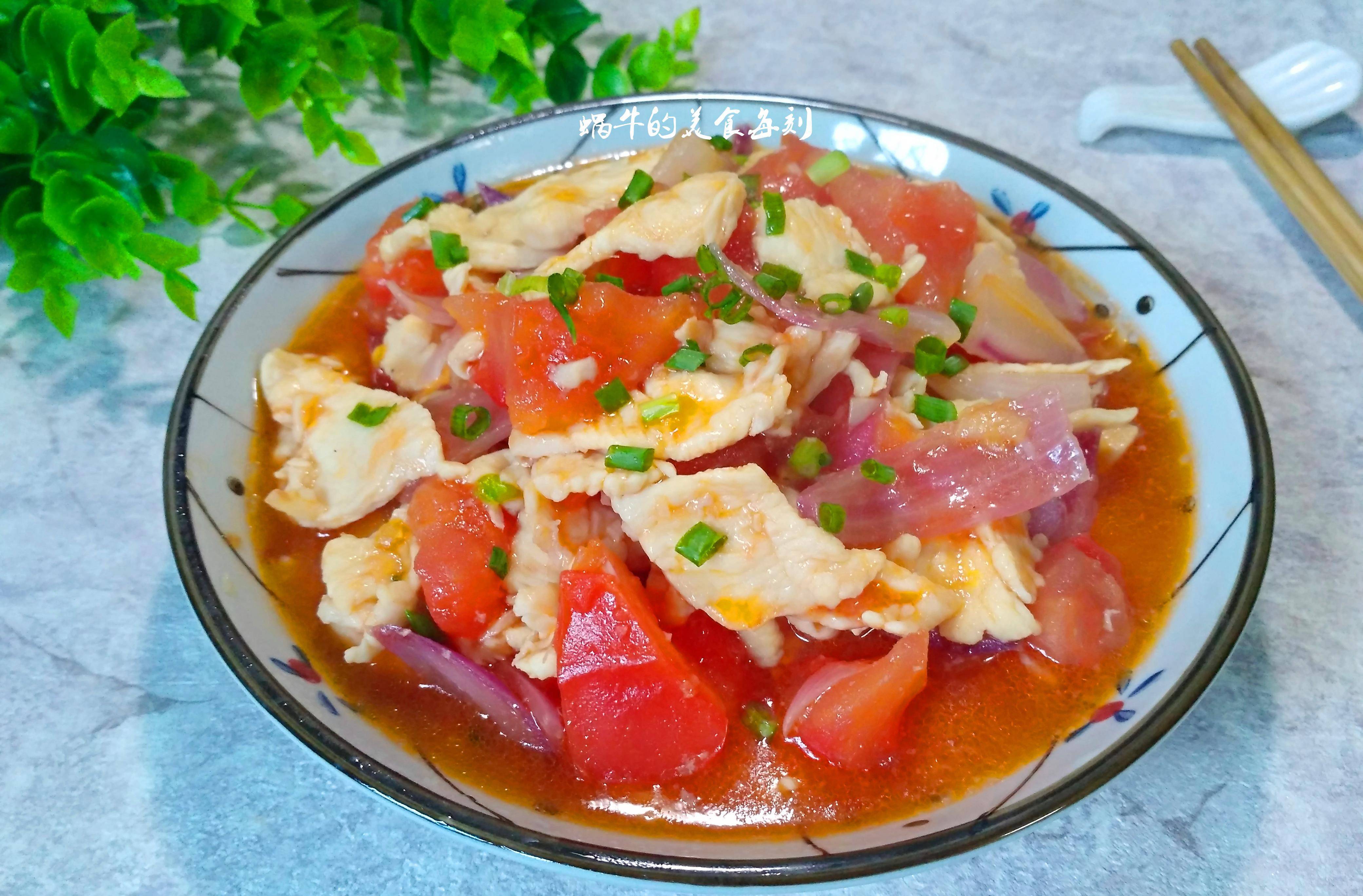 留底油爆香姜蒜末,下洋葱和番茄翻炒;3.热锅少油,下鸡肉片炒