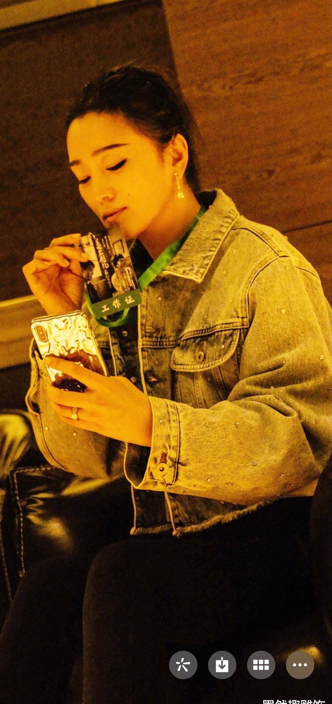 兰心大剧院北影节放映,巩俐后台开心自拍,网友:56岁状态真不错_赵又廷