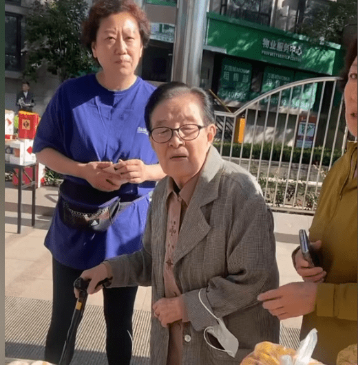 87歲谷建芬街頭買醬牛肉!頭髮烏黑神采奕奕 3 cac07294f1fe4bf19b2a8d44d8081827
