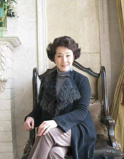 "樊胜美妈妈"扮演者64岁康群智,私服穿搭好高贵,值得妈妈们学