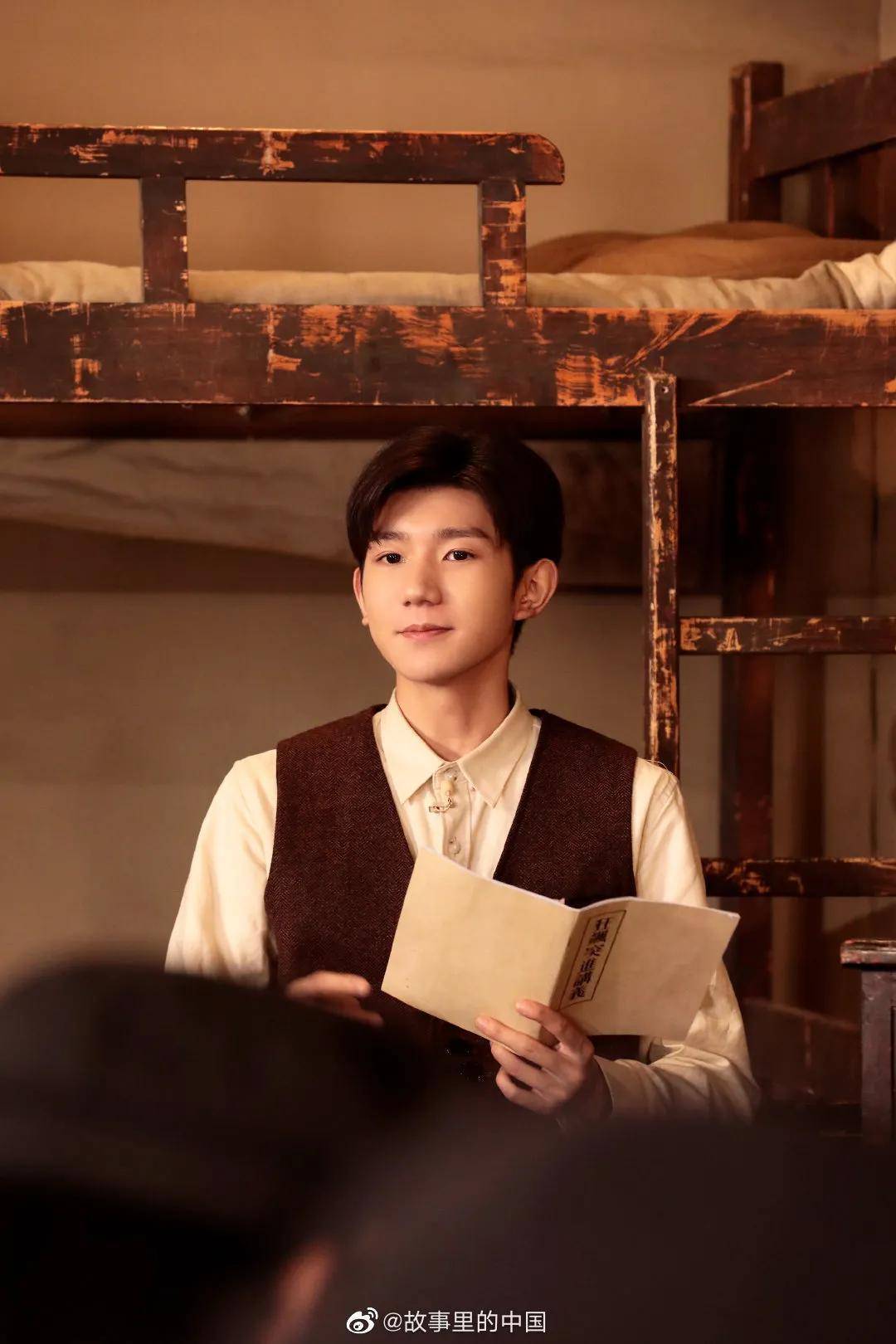 王源首演话剧 扮演的聂耳得导演和同组演员的高度认可_表演_舞台_音乐