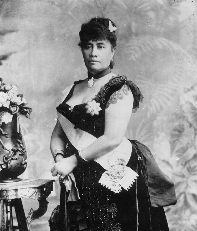 由于宪法《刺刀宪法》是一部完全白人至上的宪法,丽丽乌库拉妮女王的