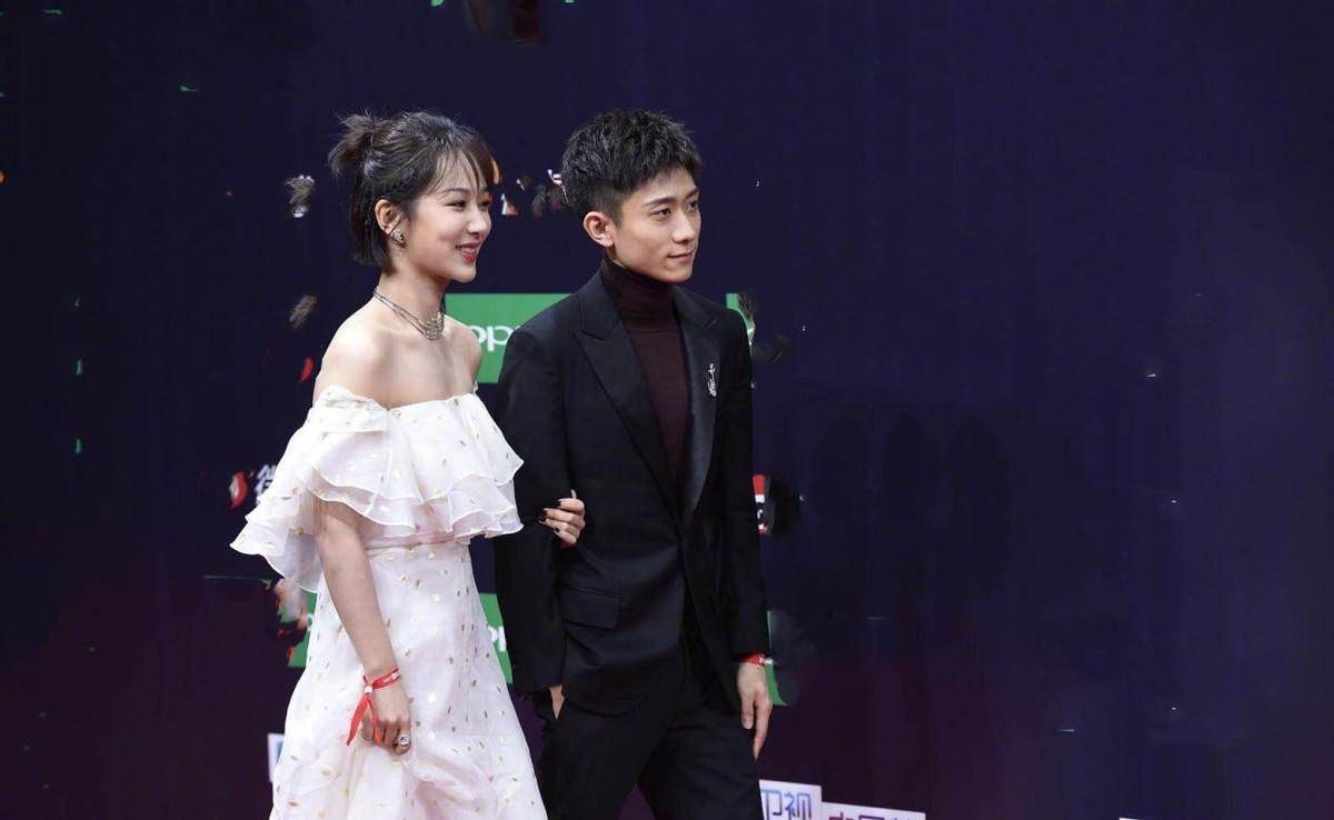 杨紫挎张一山胳膊走红毯,穿一字肩裙像逃跑公主,一山却不像王子_设计