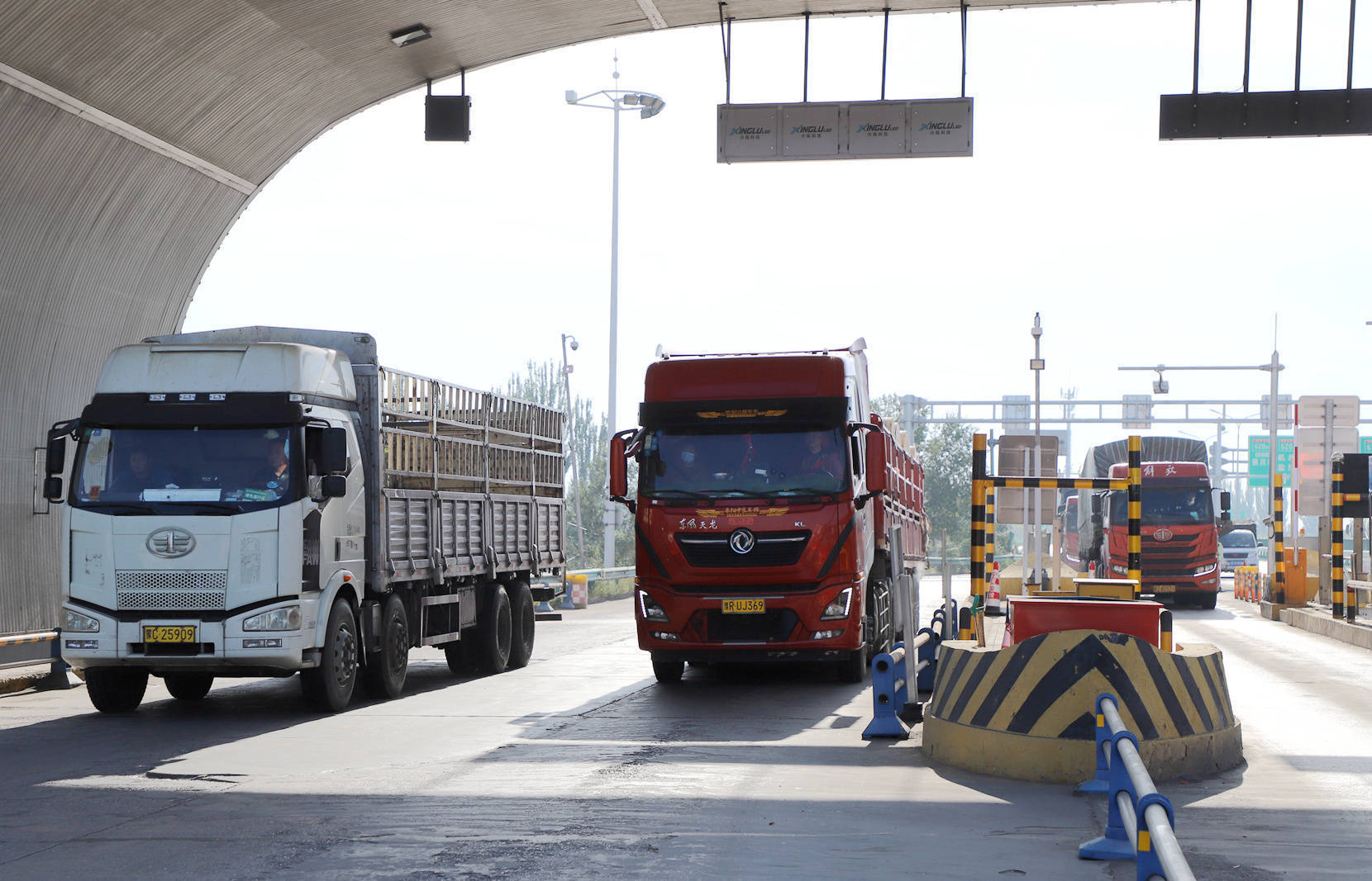 "十一"起货车通行费再减免10% 真金白银利好运输市场_收费_工作_全区