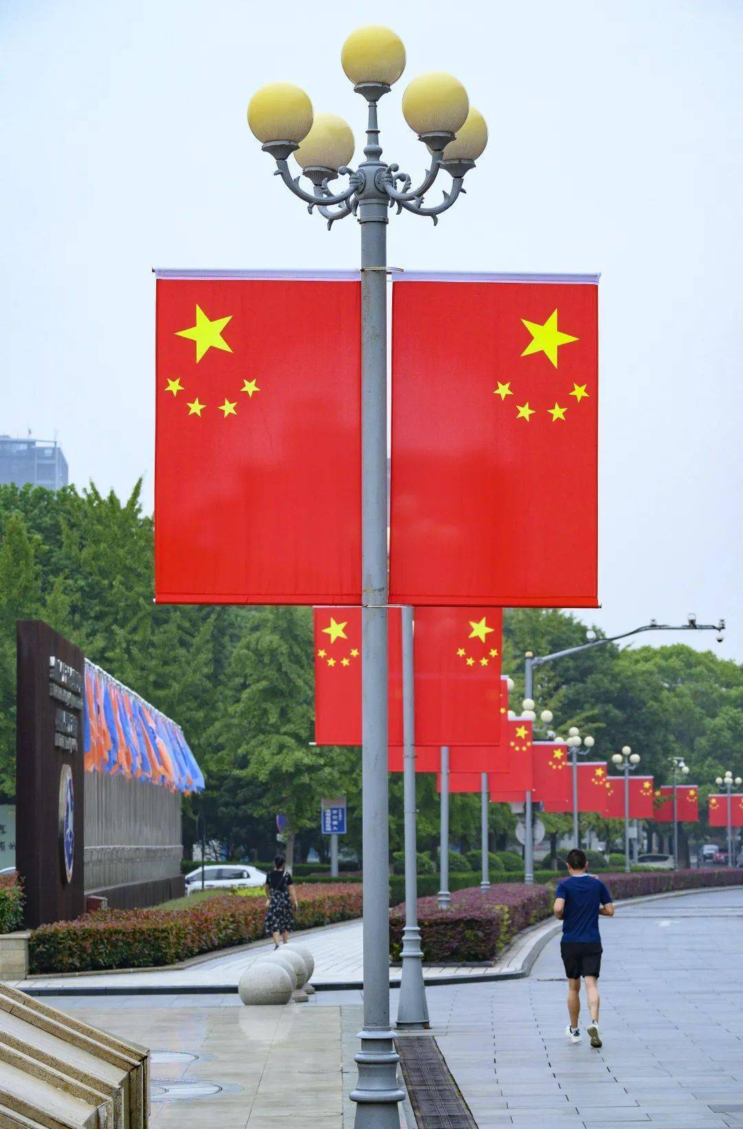 成为桐乡街头最美的色彩在蓝天白云的映衬下一抹抹亮丽的"中国红"鲜艳