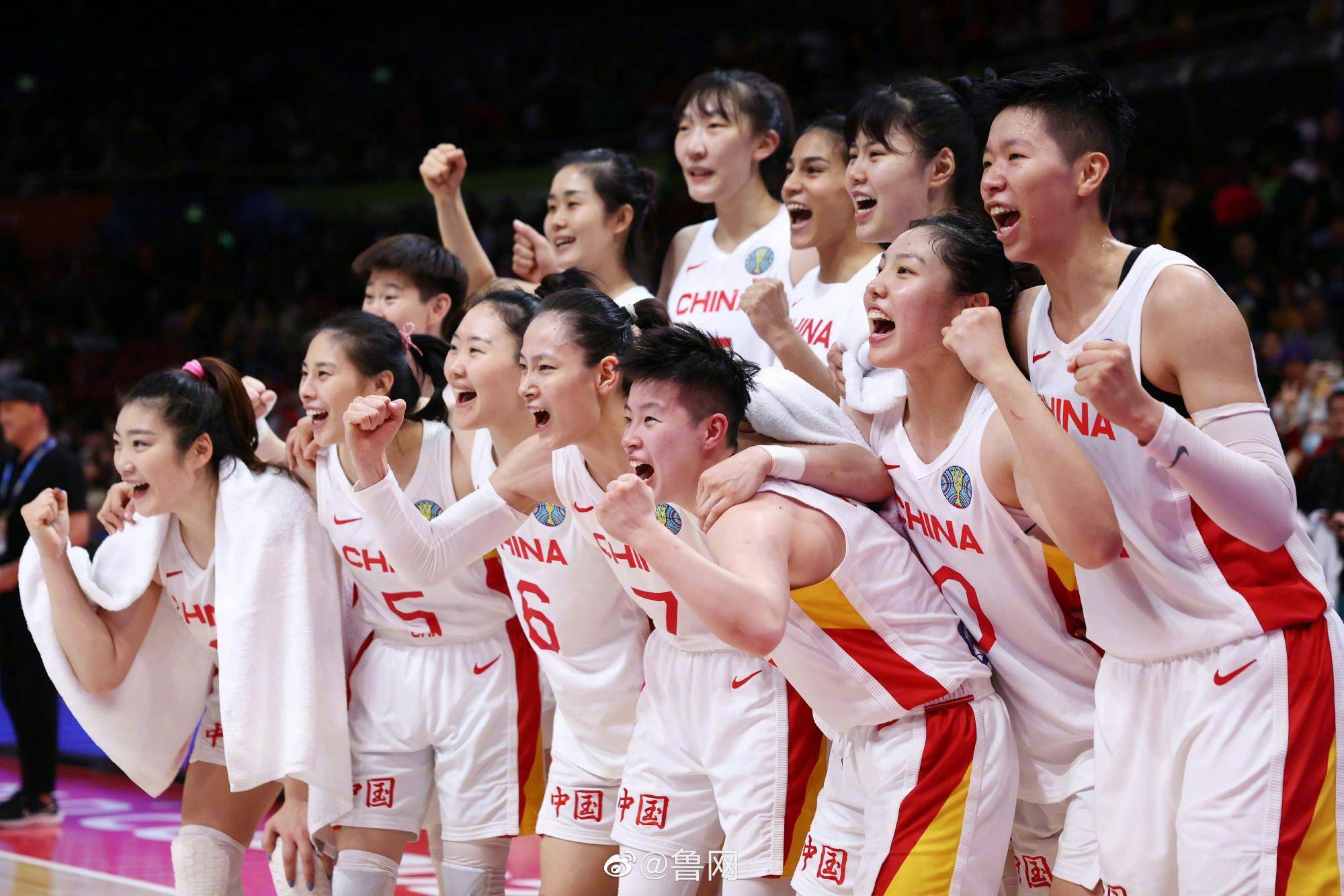 韩旭入选最佳阵容,队长身披国旗领奖,李梦一举动令人泪目_中国女篮