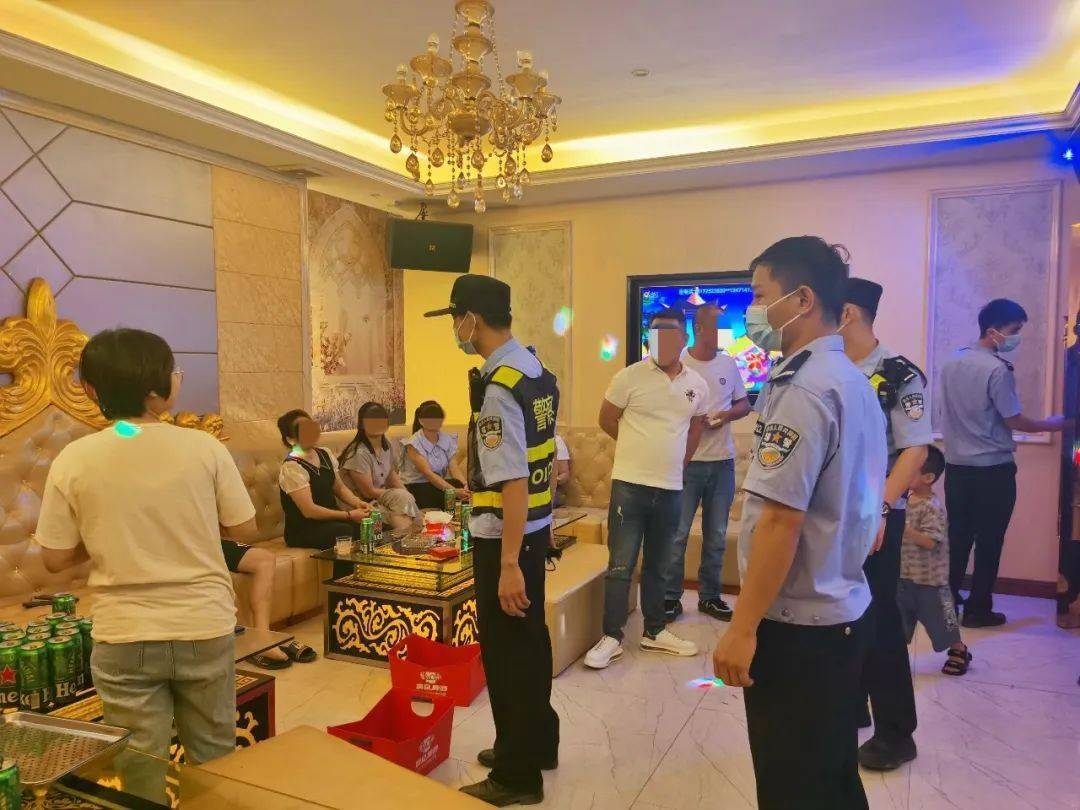 昨晚,藤县出动600余人次,对ktv,酒吧,洗浴足浴等社会面清查整治统一