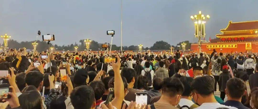 这是今早的天安门!排了很久的队,他们激动大喊:值得!_头像_来源_五星红旗