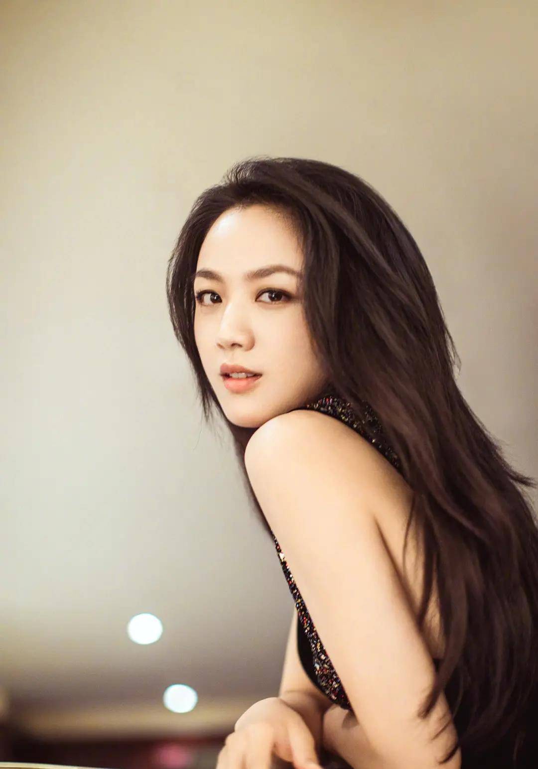 出道20年不温不火,相貌平平的"王老师"凭什么吸引汤唯?