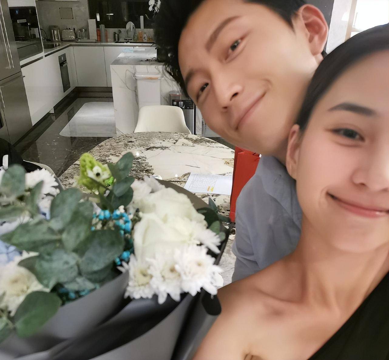 窦骁何超莲被曝领证后,带女方回老家,俩人一起陪长辈逛街好甜_网友