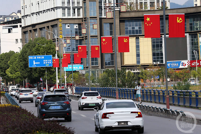 重庆黔江:红旗飘飘迎国庆