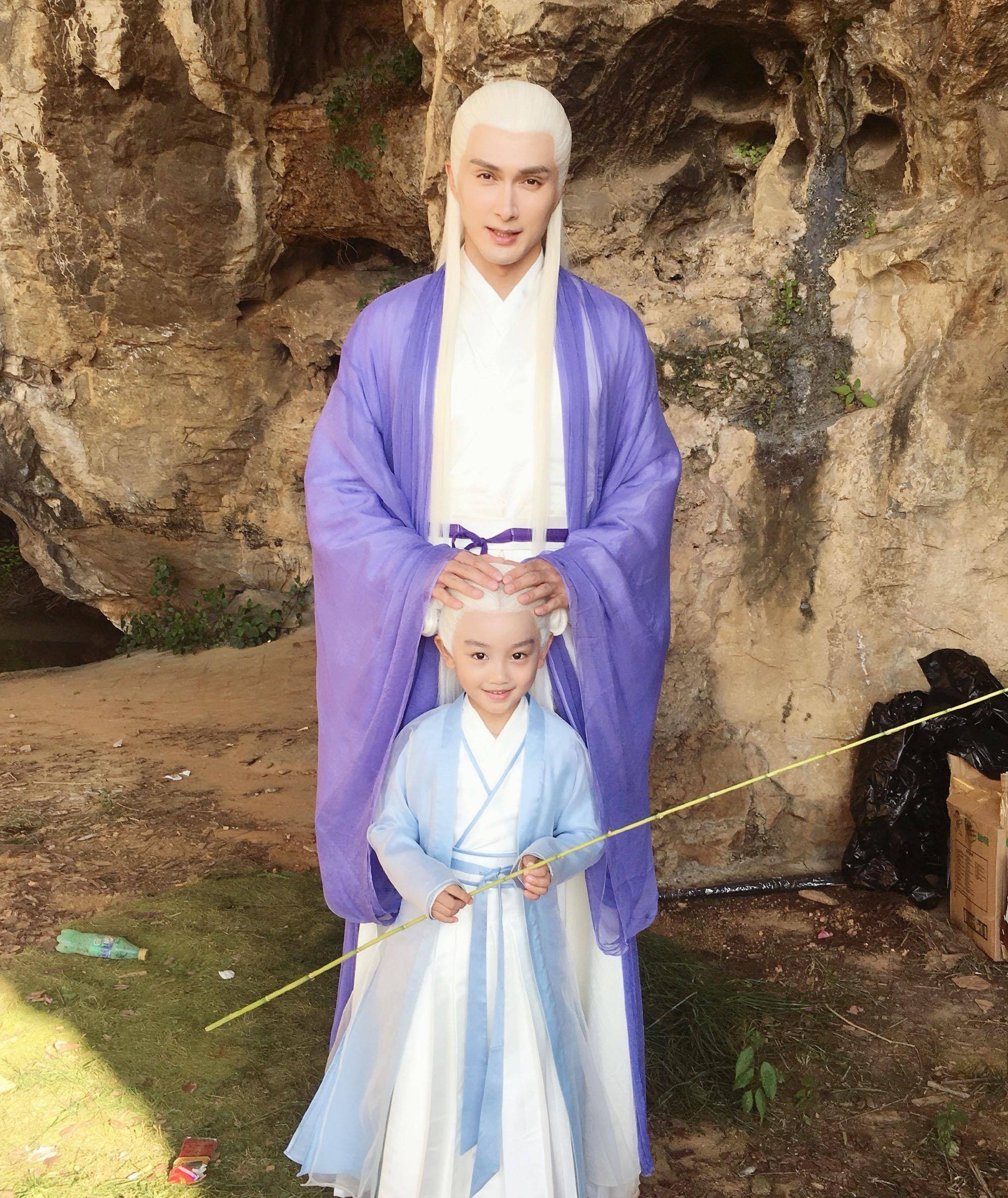 这张帝君和白滚滚的片场合影,看似很温馨,其实也是蕴含着一丝火药味