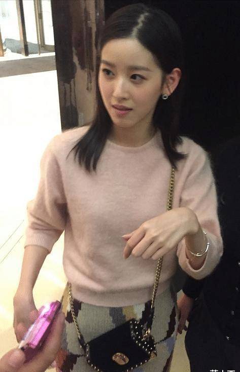 章泽天的发量有点少啊,不过不影响阔太形象,穿毛衣配半身裙好美_粉色