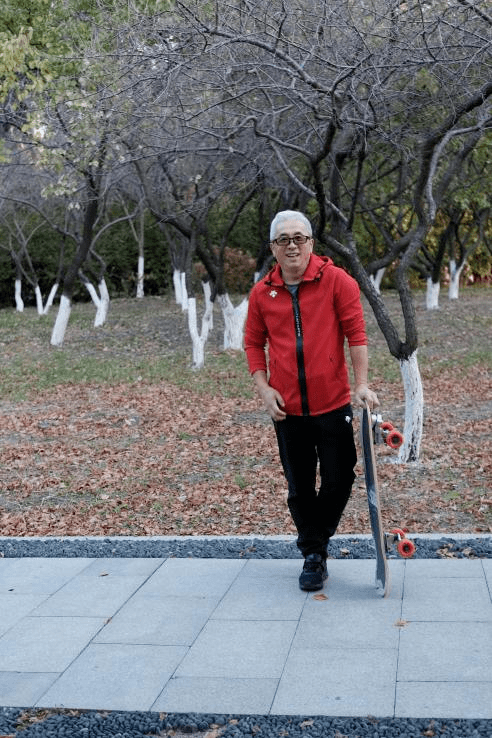 当一位60岁老人爱上极限运动_张亦兵_滑雪场_跳台