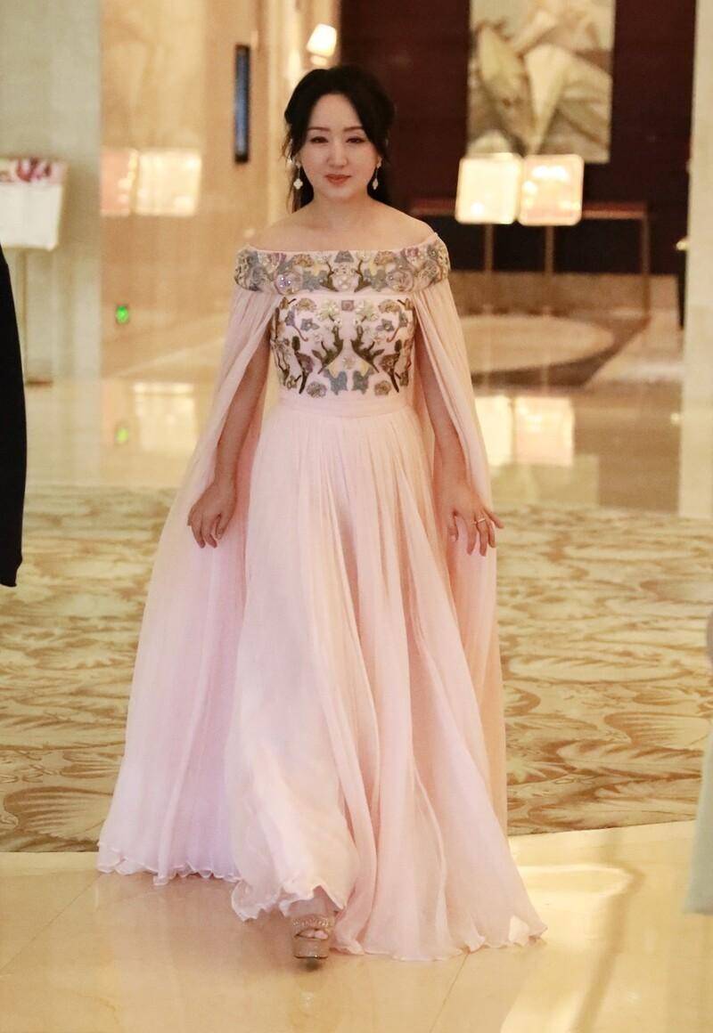 杨钰莹真是"不老女神",穿露肩粉裙美成仙,49岁依然让人心动_造型_元素