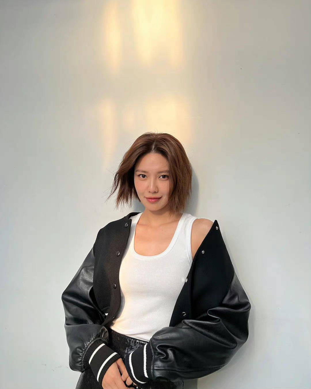 32岁少女时代秀英,新剪的过肩短发,又飒又帅气,丰满的身材吸睛_崔秀英