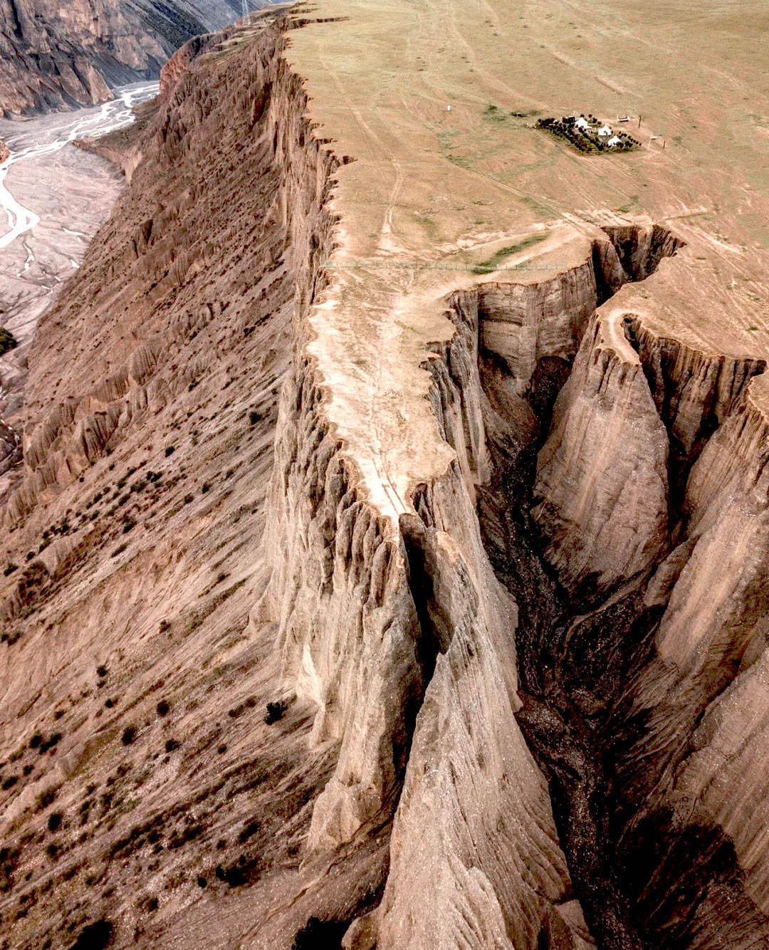 峡谷裂缝图片