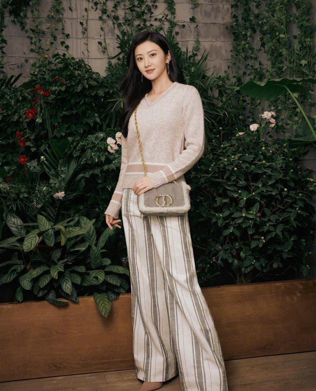 景甜罕见晒时尚穿搭,美绿西装香肩半露养眼,锁骨发更显温柔气质_服装