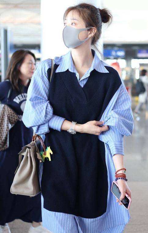 蒋欣微胖的身材也很美!穿宽松衬衫裙随性又潇洒,衬得脸小又精致