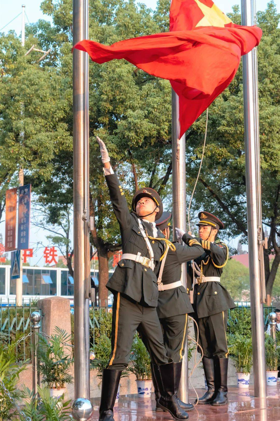 揭秘武漢高校裡的國旗守護者_訓練_升旗_崔益榮