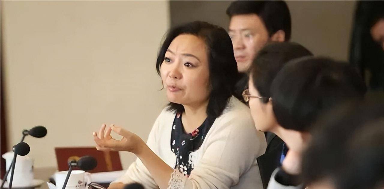 重庆富豪吴亚军:掌管龙湖地产,丈夫离婚娶空姐,大方分其200亿_工作