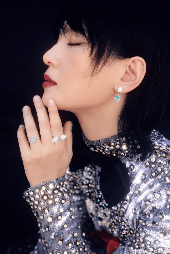 周笔畅晚会《乘风破浪》舞台,银色长裙璀璨如星,绝美_网友_大气_歌声