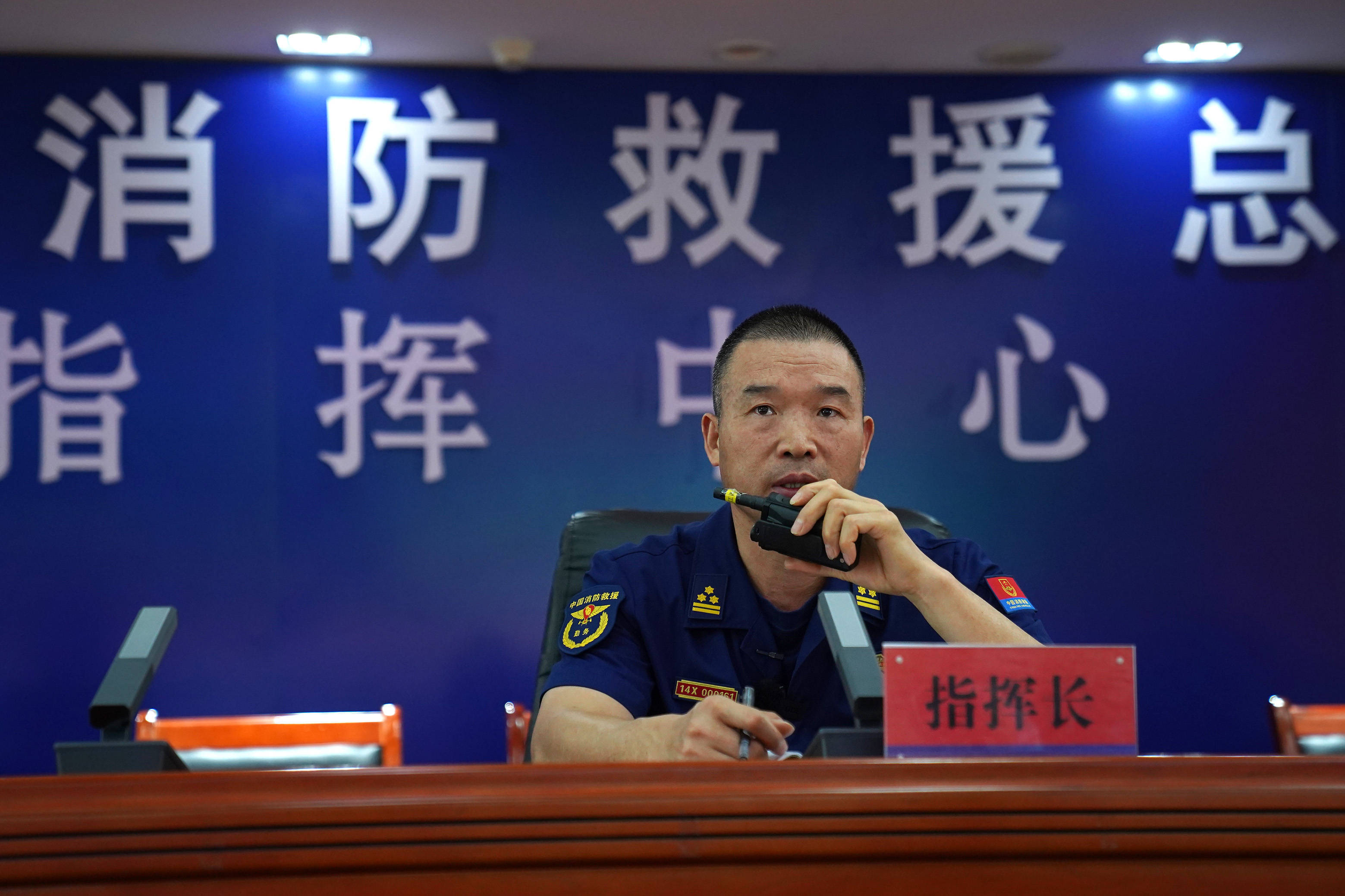 指挥长李胜利在江西消防救援总队指挥中心进行远程调度(2022年9月14日