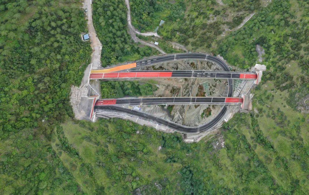 金沙江特大桥虎跳峡金沙江大桥创造性采用独塔单跨地锚式钢桁梁绪索