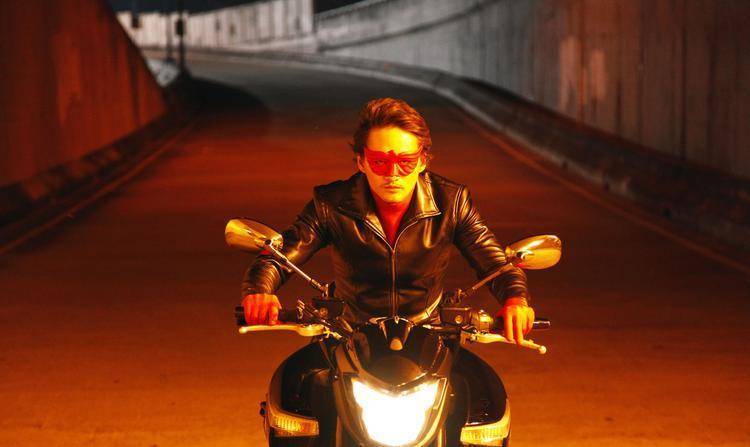 没想到1970年米特在拍摄《红鹰侠》系列电影时,剧组为了突出他的帅气