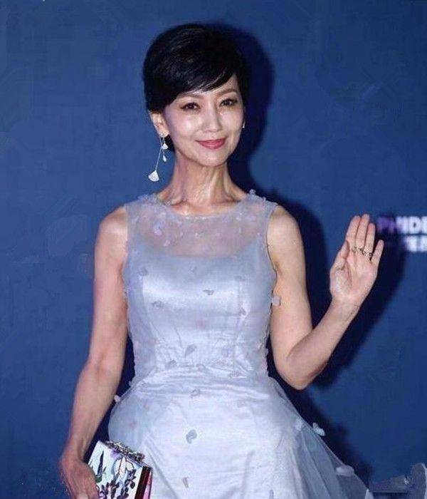 赵雅芝新剧皮肤松弛,化了妆也遮掩不了,脖颈纹都是好几层!