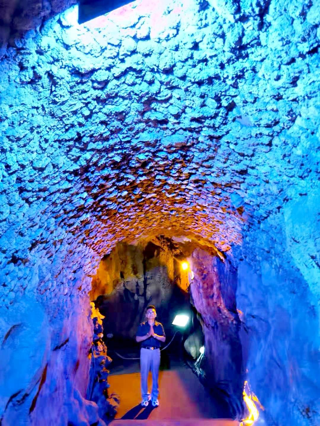 冰山书法走近360行:走近紫微洞,应邀为景区题写刻石:紫微洞天_董主任