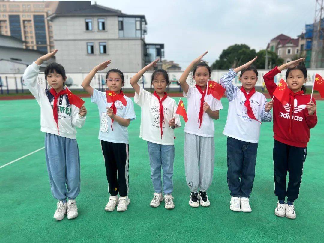 小学铭记责任,向往未来学习历史,传承文化七都镇各学校组织"庆国庆"