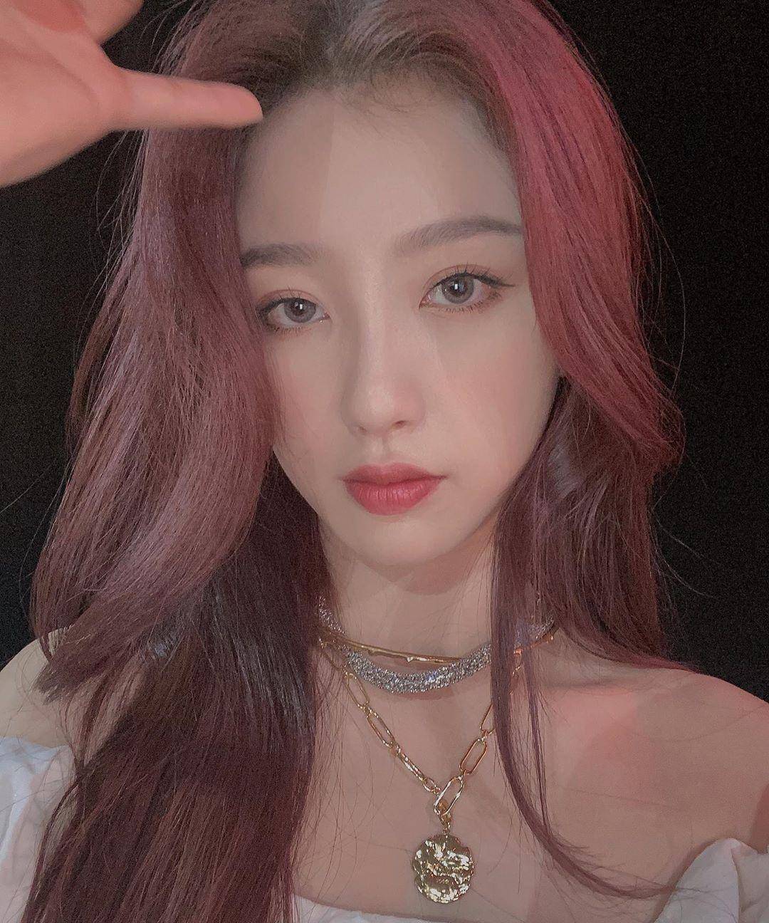 虞书欣红发极致魅惑,一字领灯笼袖上衣很迷人,爱了爱了_时尚_白色