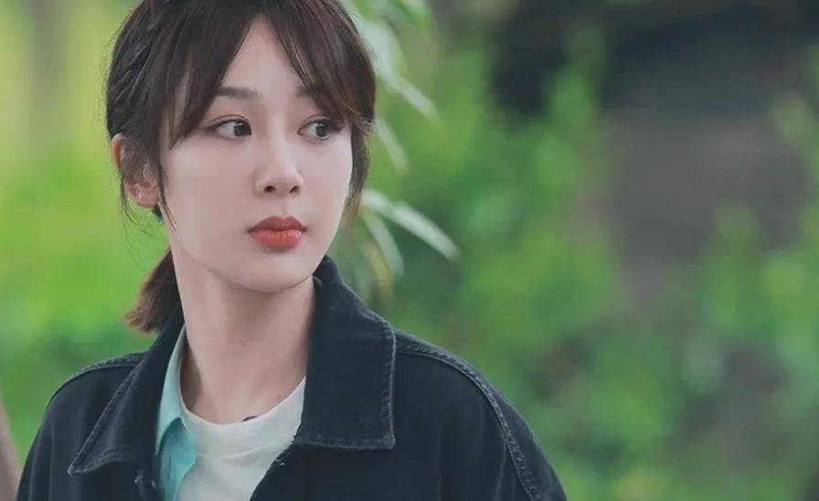 我觉得杨紫性格洒脱大方,活泼开朗,个性鲜明,演技又好,人缘又棒!