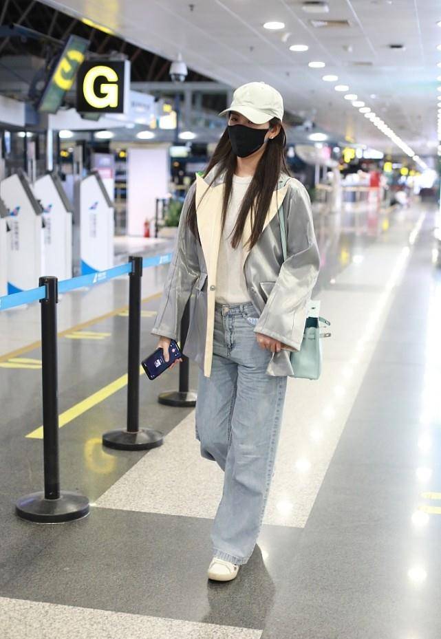 赵韩樱子穿得可真清凉,慵懒的造型很有魅力,感觉真挺瘦的_小伙伴_小白