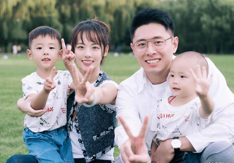 张嘉倪买超为大儿子庆生,画面幸福又温馨,一家四口颜值爆表_孩子_时候