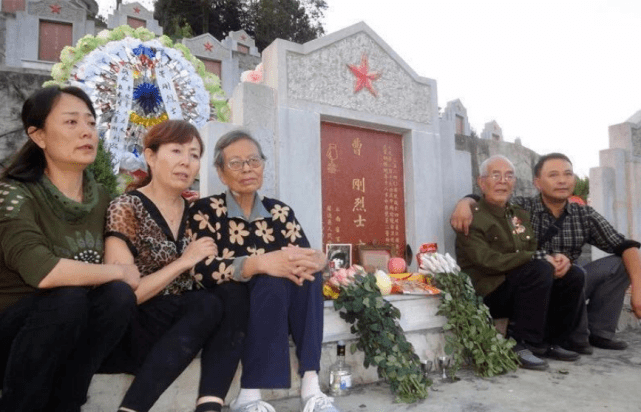 云南屏边烈士陵园现特殊全家福 耋耄夫妇动容画面令人