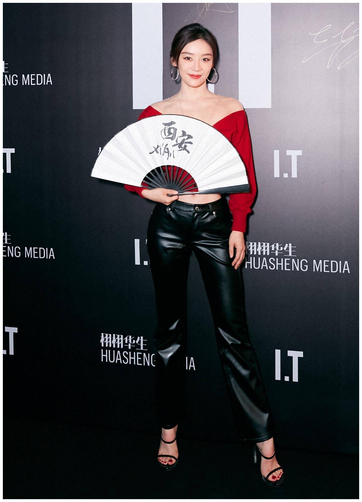 袁姗姗真会穿,v领露脐衫配皮裤好飒,165身高穿出两米高气场_身材_皮革